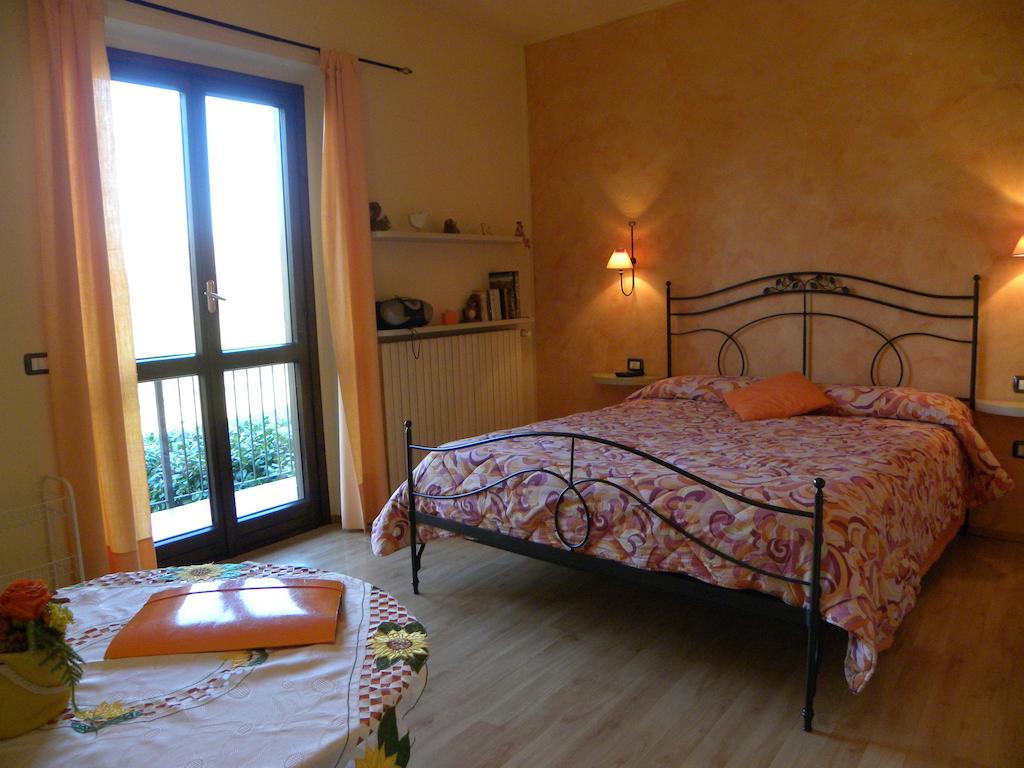 Agriturismo Fano'S Farm Suno Chambre photo