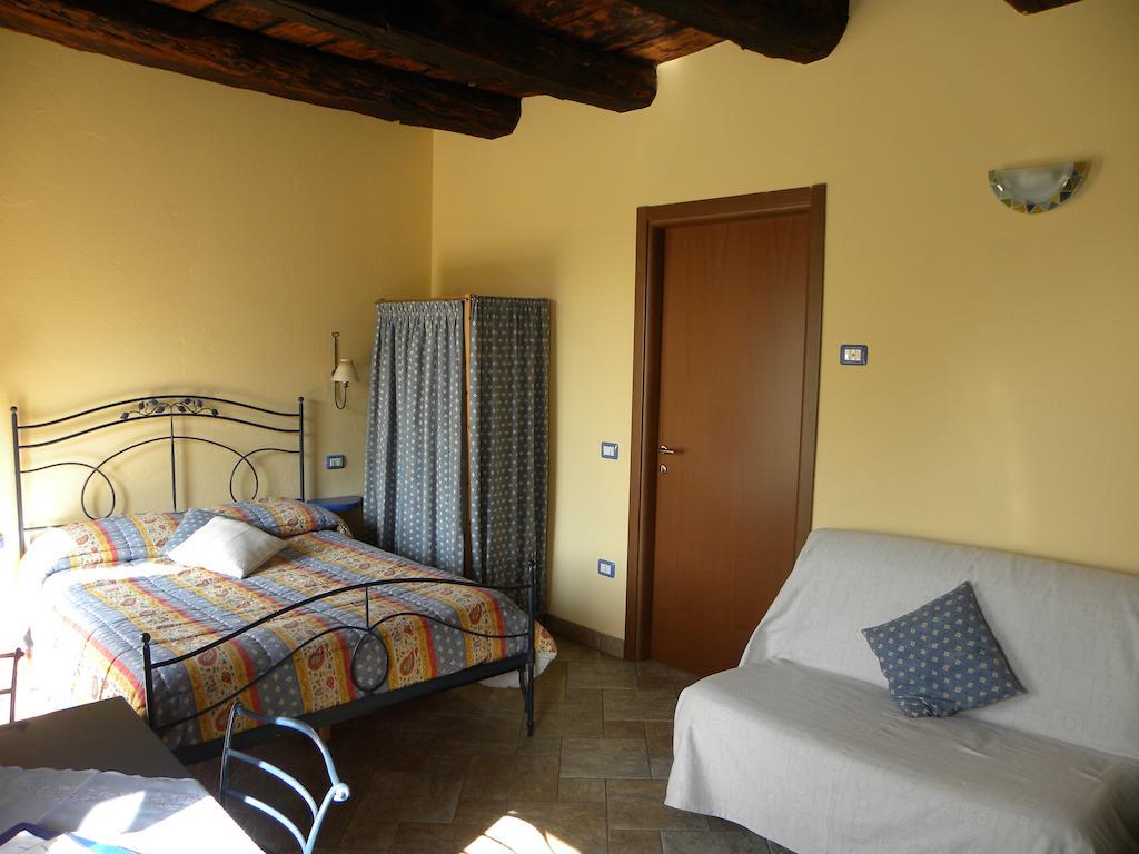 Agriturismo Fano'S Farm Suno Chambre photo