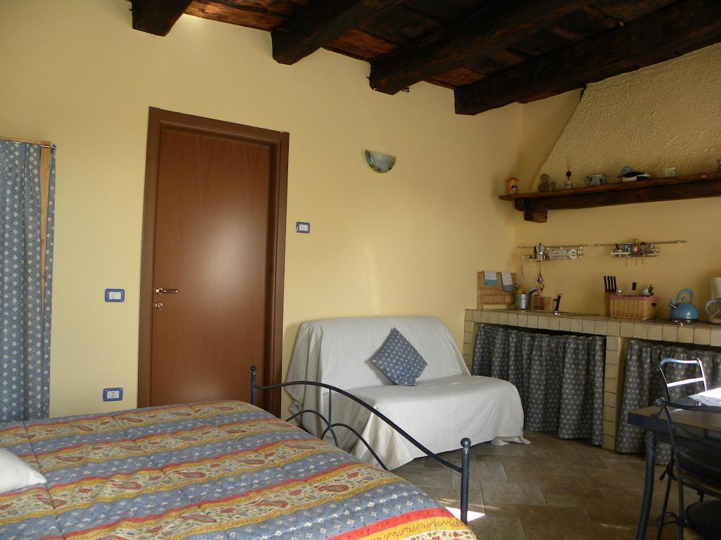 Agriturismo Fano'S Farm Suno Chambre photo