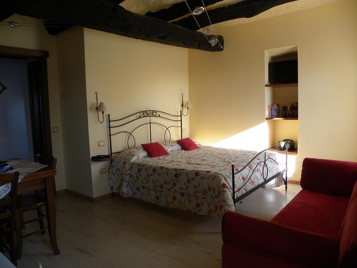 Agriturismo Fano'S Farm Suno Chambre photo